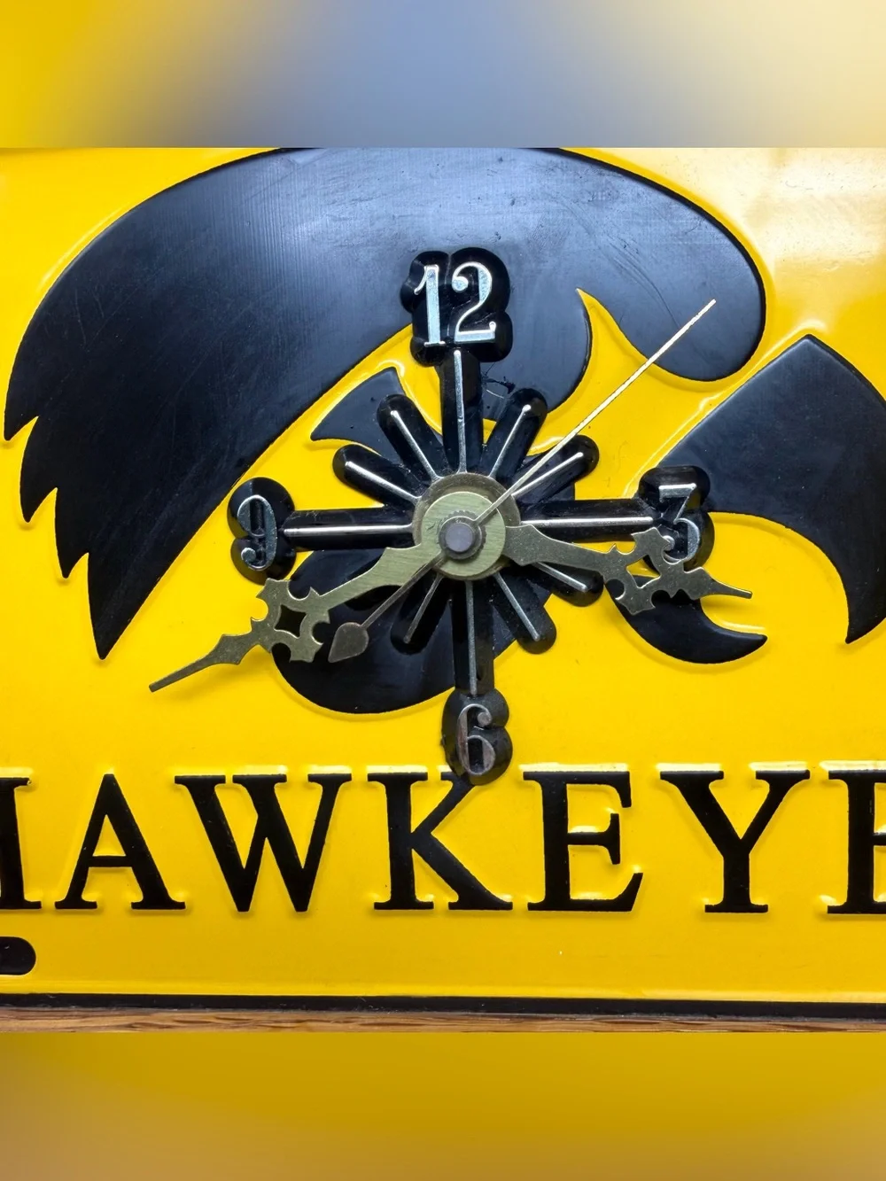 VTG Iowa Hawkeyes Wood Framed License Plate Wall Clock Seiko SKP Quartz 80s 90s